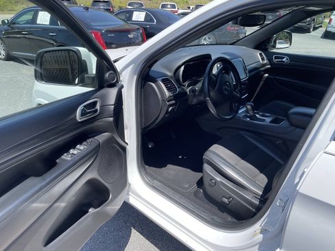 Used 2019 Jeep Grand Cherokee Altitude AWD/4WD image 14