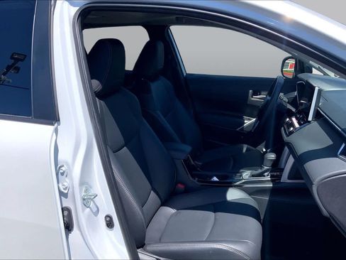 Used 2025 Toyota Corolla Cross XLE w/ Convenience Package FWD image 8