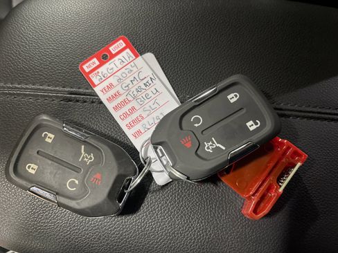 Used 2024 GMC Terrain SLT image 24