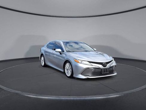 Used 2018 Toyota Camry XLE FWD image 2