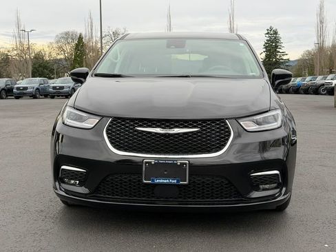 Used 2024 Chrysler Pacifica Select image 9