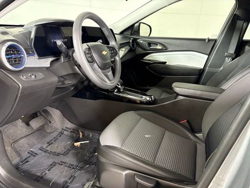 Used 2024 Chevrolet Trax LT image 25