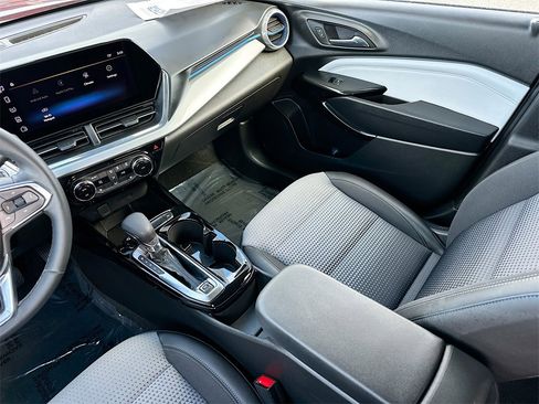 Certified 2025 Chevrolet Trax LT w/ Driver Confidence Package image 21