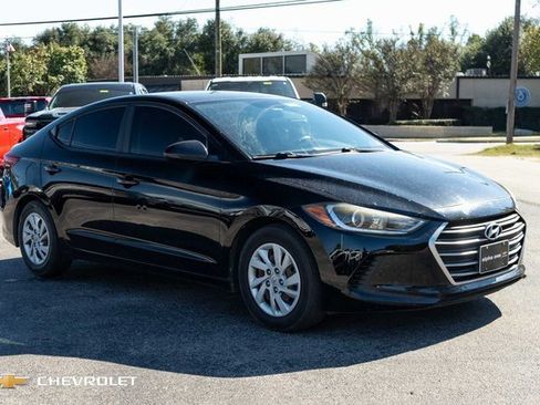 Used 2017 Hyundai Elantra SE image 3