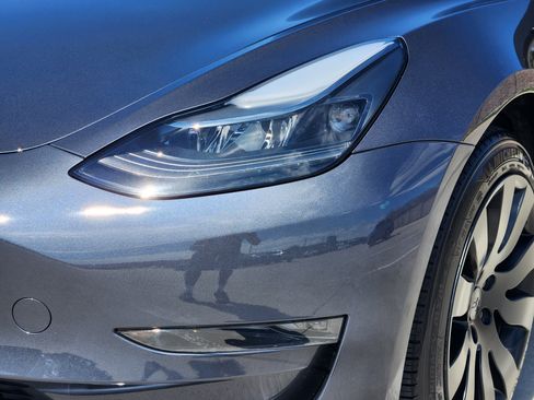 Used 2023 Tesla Model 3 Standard Range image 9