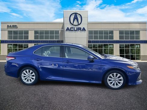 Used 2018 Toyota Camry LE image 6