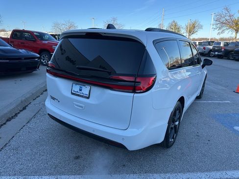 Used 2024 Chrysler Pacifica Touring-L w/ S Appearance Package image 24