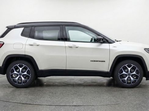 Used 2025 Jeep Compass Limited image 11