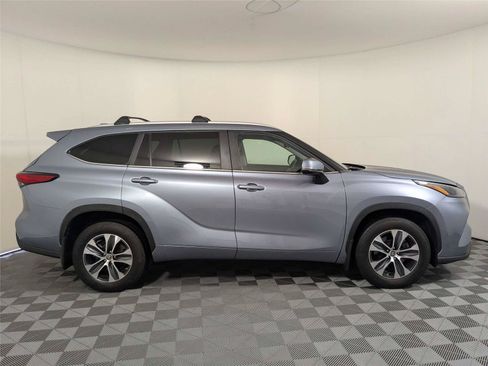 Used 2023 Toyota Highlander XLE AWD/4WD image 4