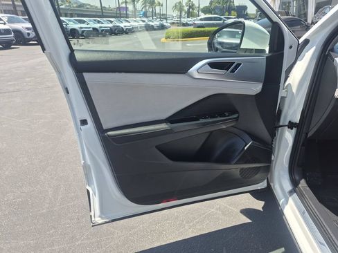 Used 2025 Volkswagen Taos SE FWD image 12