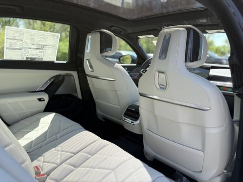 Used 2025 BMW 760i xDrive w/ Luxury Rear Seating Package image 22