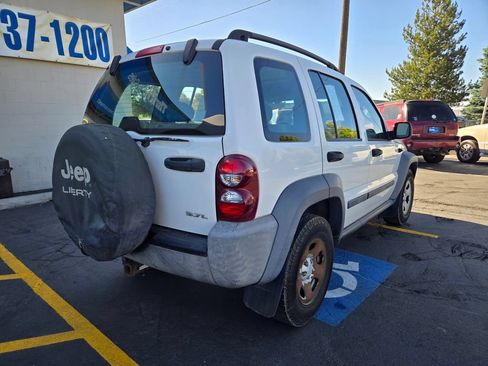 Used 2007 Jeep Liberty Sport w/ Off Road Group AWD/4WD image 3