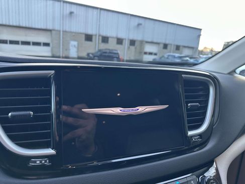 Used 2024 Chrysler Pacifica Touring-L image 23