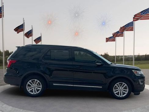Used 2017 Ford Explorer XLT FWD image 8