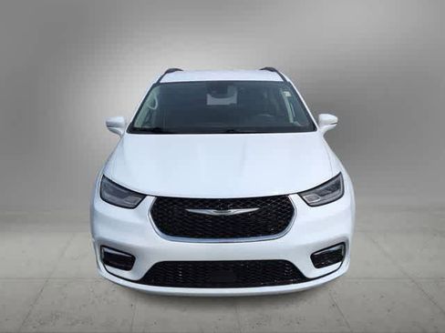 Used 2022 Chrysler Pacifica Touring-L FWD image 3