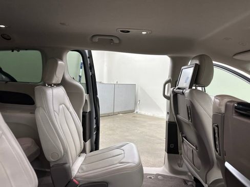 Used 2020 Chrysler Pacifica Touring-L Plus w/ Advanced Safetytec Group FWD image 23