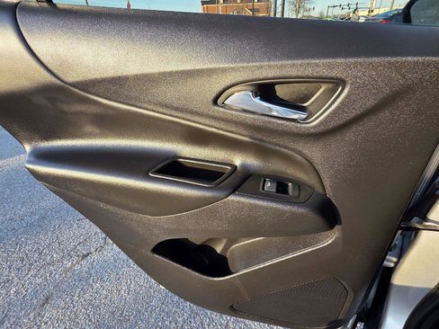 Used 2020 Chevrolet Equinox LT image 32