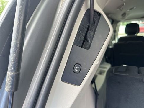 Used 2013 Chrysler Town & Country Touring FWD image 9