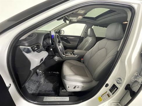 Used 2023 Toyota Highlander Limited AWD/4WD image 9