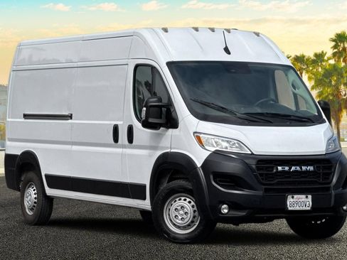Used 2024 RAM ProMaster 2500 w/ Convenience Group FWD image 2