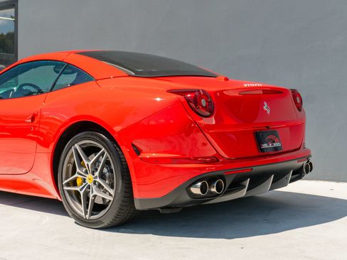 Used 2017 Ferrari California T RWD image 21