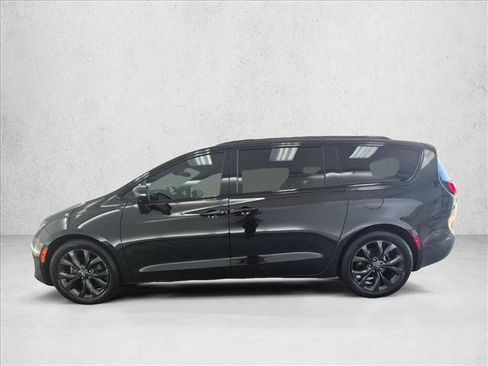 Used 2020 Chrysler Pacifica Limited w/ Quick Order Package 27H Red S FWD image 9