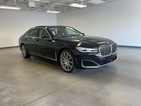 Certified 2022 BMW 740i xDrive w/ Premium Package image 6