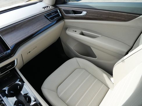 Certified 2025 Volkswagen Atlas SEL image 11