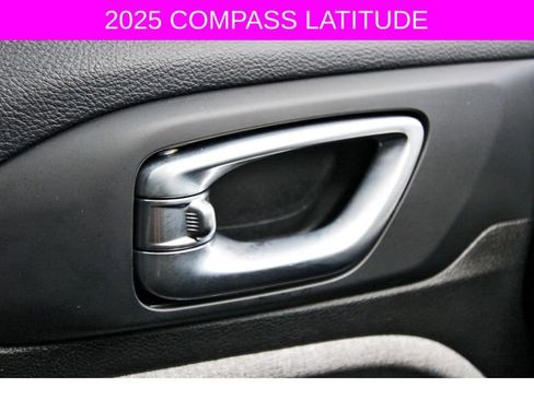 Used 2025 Jeep Compass Latitude image 19
