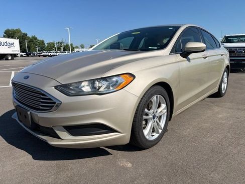 Used 2018 Ford Fusion SE w/ Fusion SE Technology Package FWD image 2
