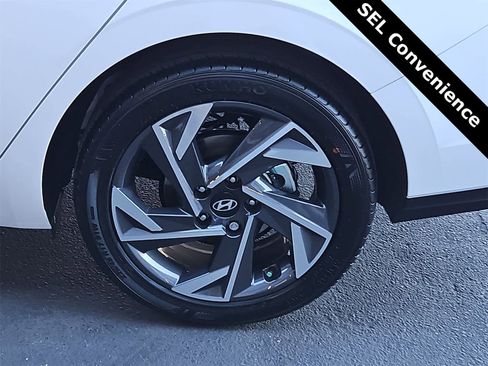 Used 2025 Hyundai Elantra SEL image 12