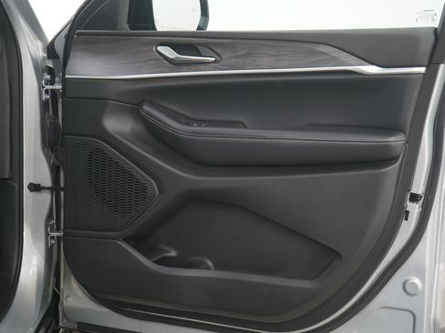 Used 2023 Jeep Grand Cherokee L Limited w/ Luxury Tech Group II image 12