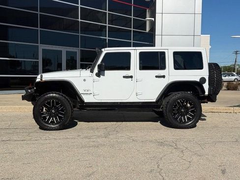 Used 2017 Jeep Wrangler Unlimited Sahara w/ Connectivity Group AWD/4WD image 6
