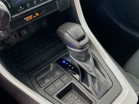 Used 2021 Toyota RAV4 LE FWD image 15