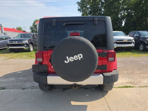 Used 2014 Jeep Wrangler Unlimited Sahara w/ Connectivity Group AWD/4WD image 5