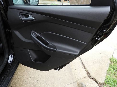 Used 2018 Ford Focus SE FWD image 29