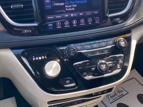 Used 2019 Chrysler Pacifica Limited w/ Tire & Wheel Group FWD image 15