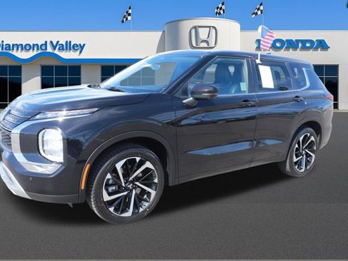 Used 2024 Mitsubishi Outlander SE image 3