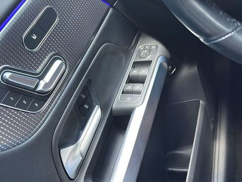 Used 2022 Mercedes-Benz GLB 250 4MATIC image 23