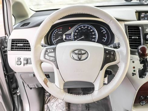 Used 2014 Toyota Sienna XLE image 18