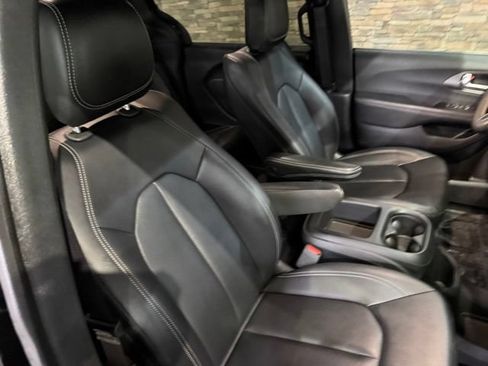 Used 2025 Chrysler Pacifica Select FWD image 2