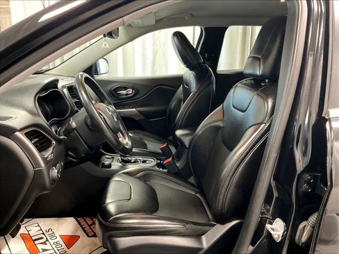 Used 2019 Jeep Cherokee Latitude Plus w/ Comfort/Convenience Group image 10