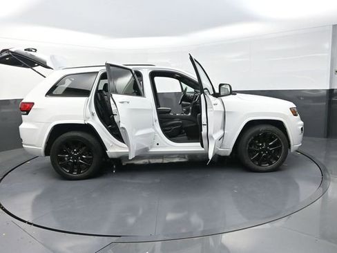 Used 2018 Jeep Grand Cherokee Altitude image 51