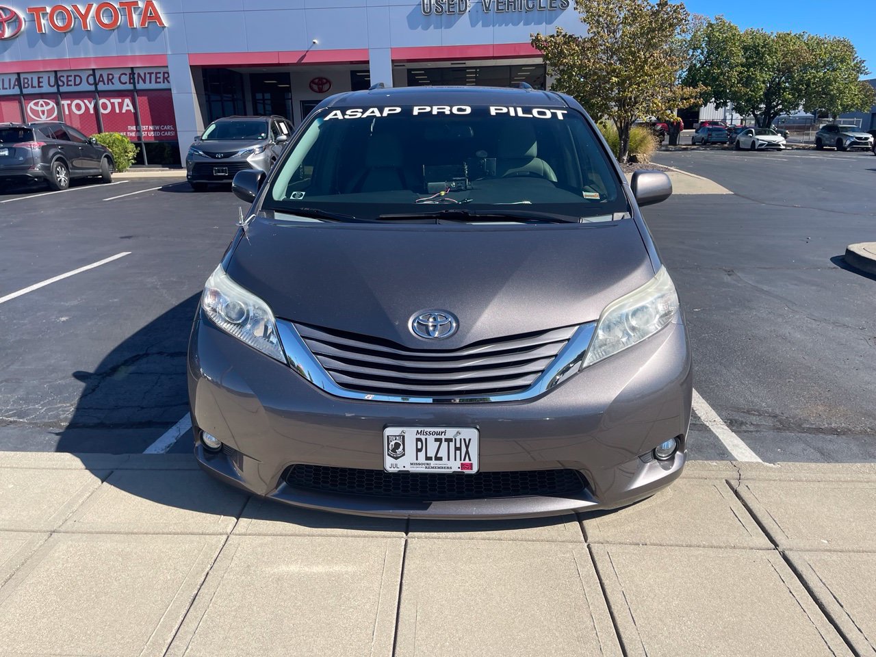 Used 2015 Toyota Sienna XLE Premium FWD image 2