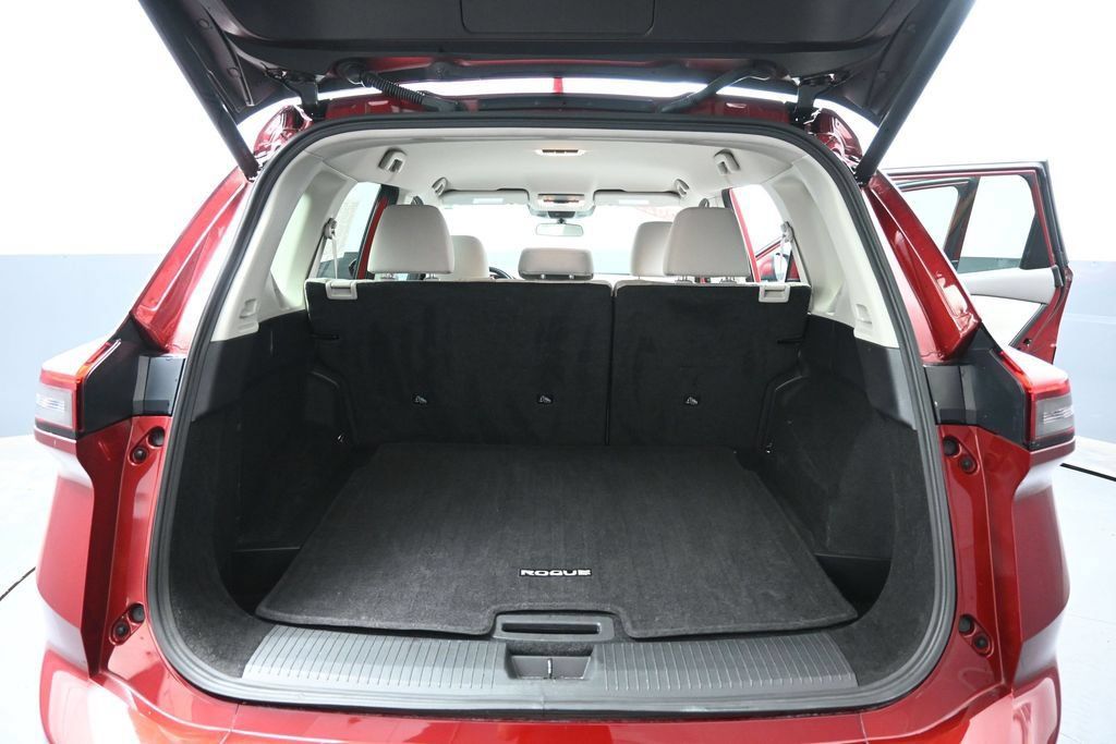 Used 2025 Nissan Rogue SV FWD image 17