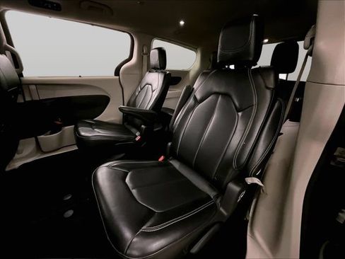 Used 2023 Chrysler Pacifica Touring-L FWD image 25