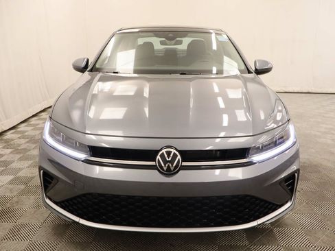 Certified 2025 Volkswagen Jetta SE w/ Sunroof Package FWD image 5