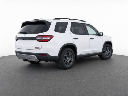 Used 2025 Honda Pilot TrailSport image 3