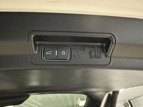 Used 2020 Ford Explorer XLT w/ Equipment Group 202A AWD/4WD image 23