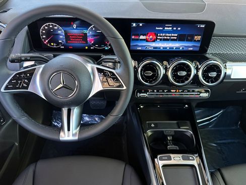 Used 2026 Mercedes-Benz GLB 250 image 25